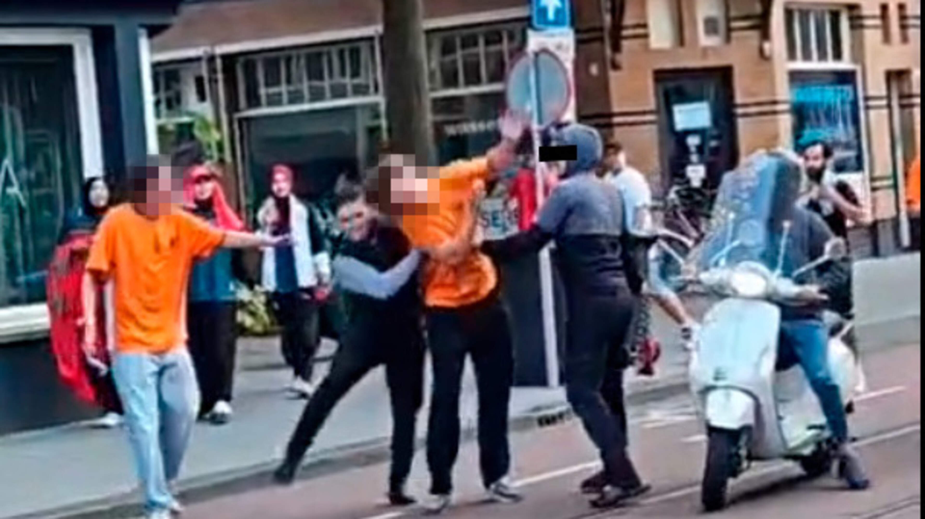 Heftige geweldsincidenten na afloop WK-wedstrijd Nederland-Marokko: voetbalfan belaagd met kettingslot